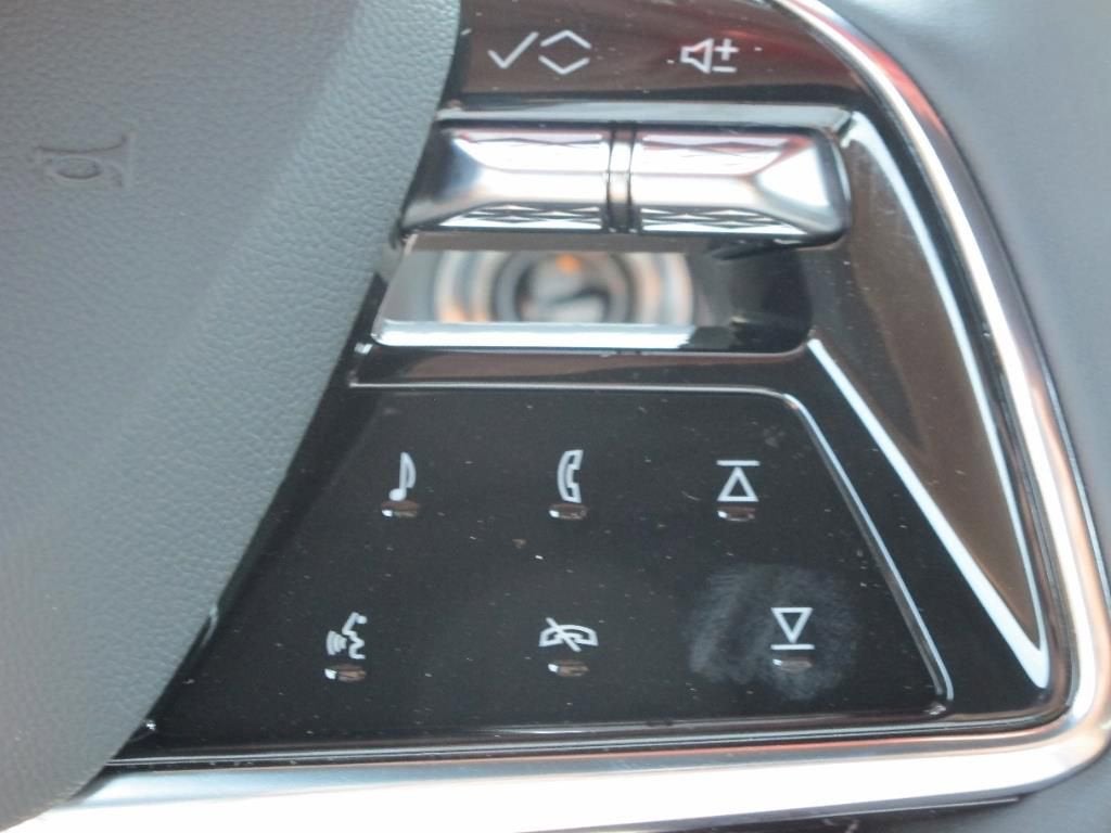 2025 Cadillac LYRIQ Luxury 2