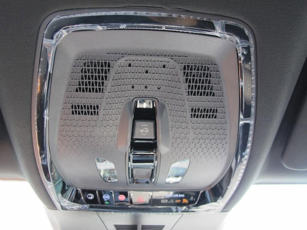 2025 Cadillac LYRIQ Luxury 2