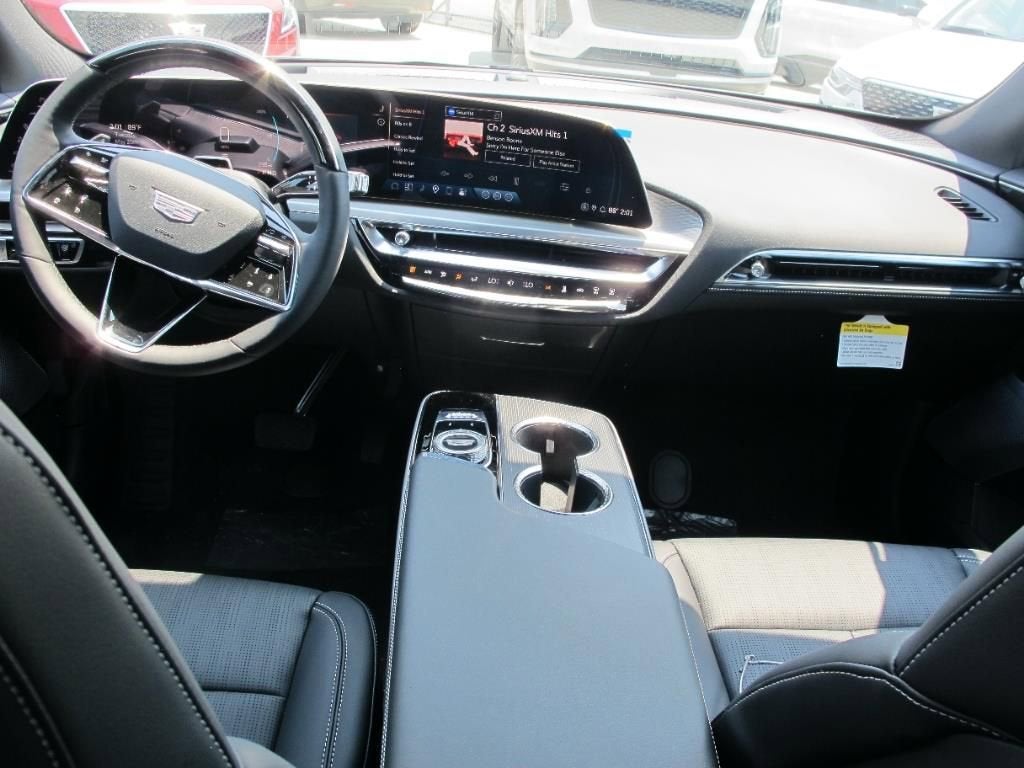 2025 Cadillac LYRIQ Luxury 2