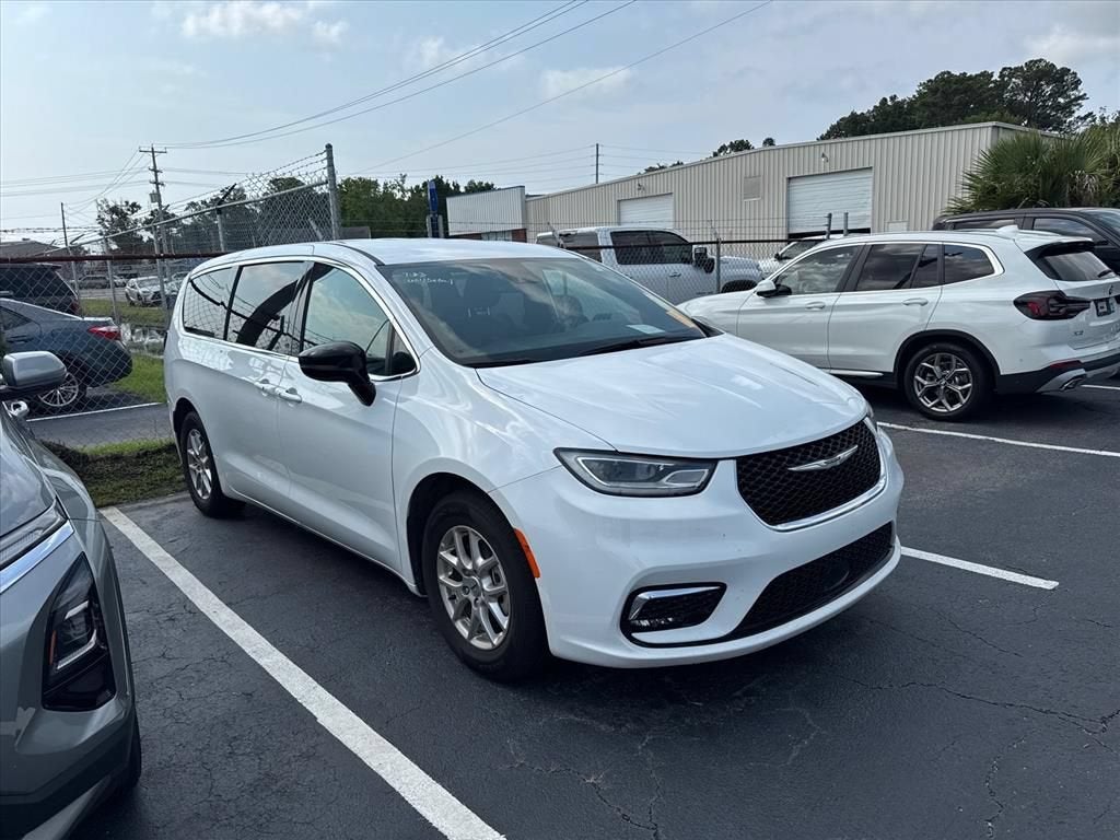 2025 Chrysler Pacifica Select