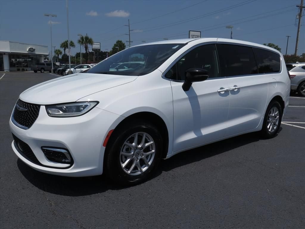 2025 Chrysler Pacifica Select