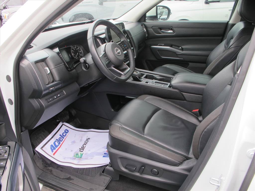 2023 Nissan Pathfinder SL