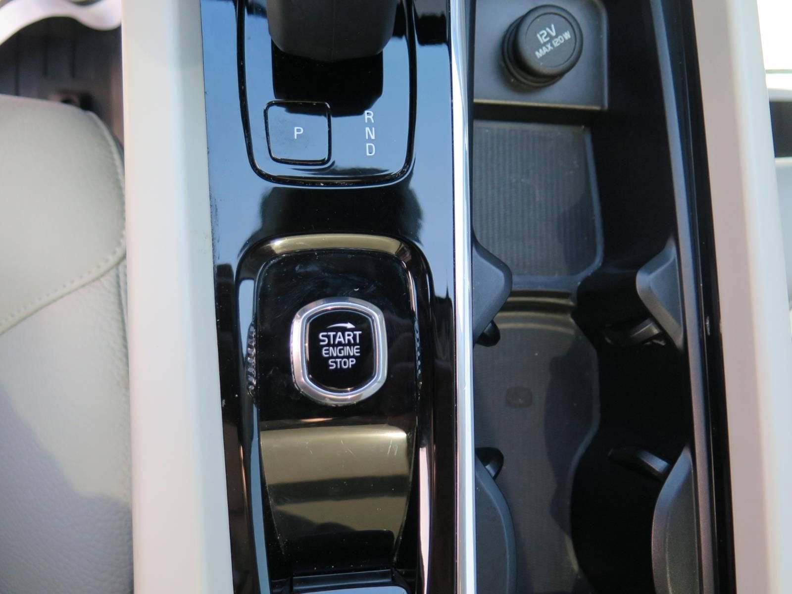2024 Volvo XC60 Plus Dark Theme